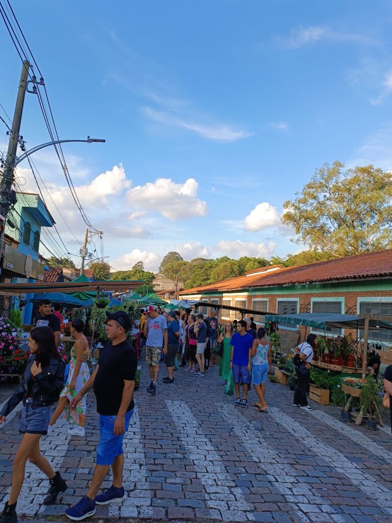 A rua da Feira do verde sempre desperta o interesse do visitante.