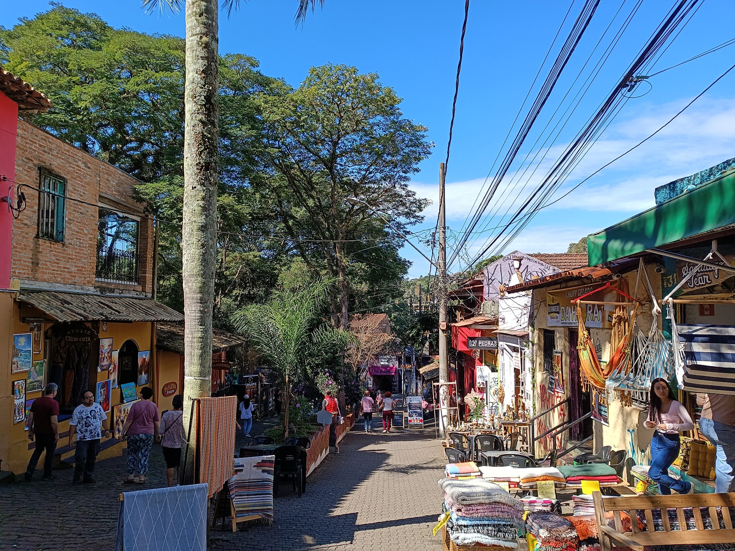Rua Boa Vista, no Centro Histórico de Embu das Artes, com seu canteiro central, galerias, lojas, restaurantes, cachaçaria e expositores que integram a tradicional Rota Artesanal.