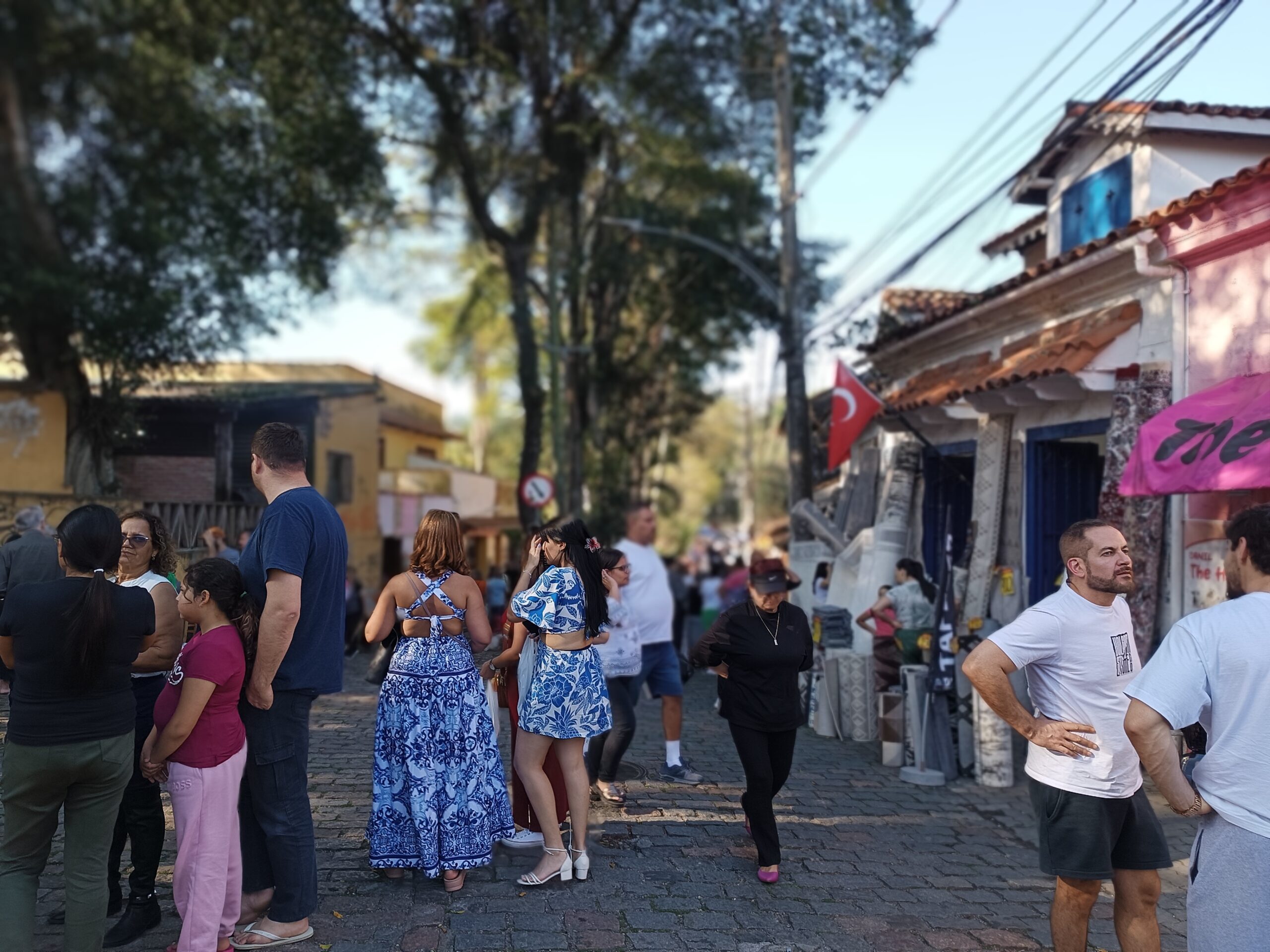 Visitantes caminhando pela feira