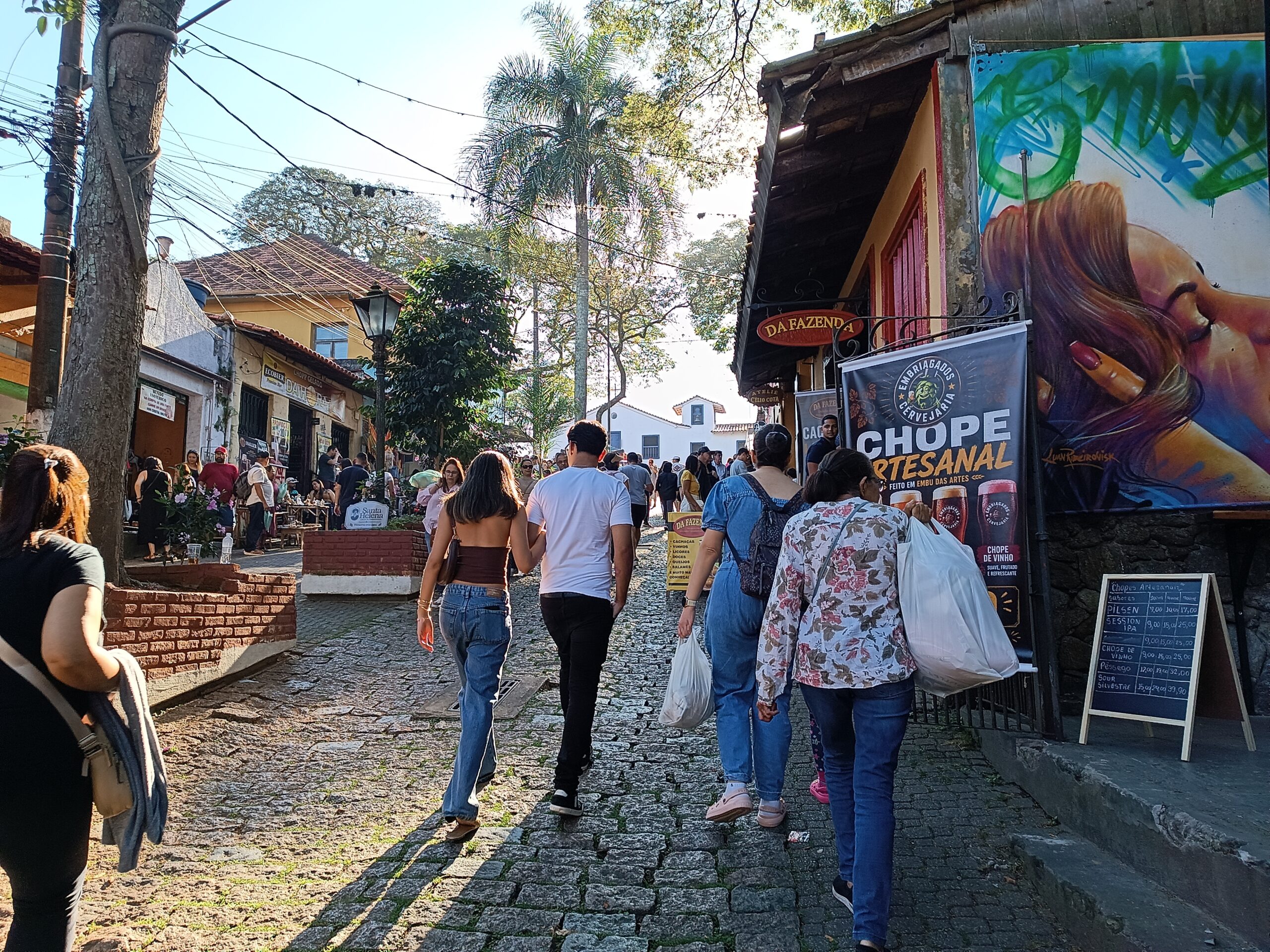 Visitantes seguindo para o Centro histórico.
