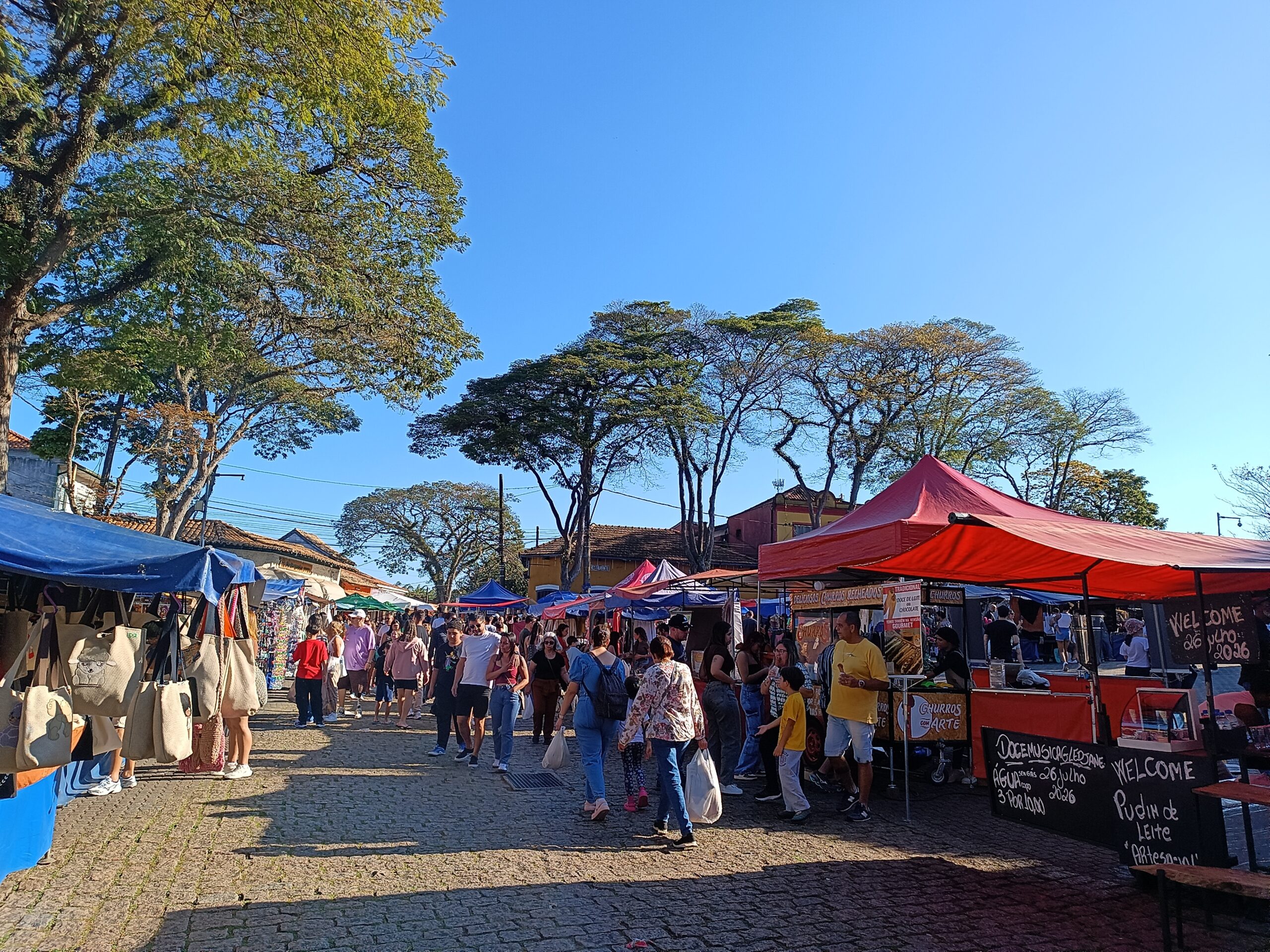 O largo dos Jesuítas se preenche de cores e pessoas aos aos finais de semana.