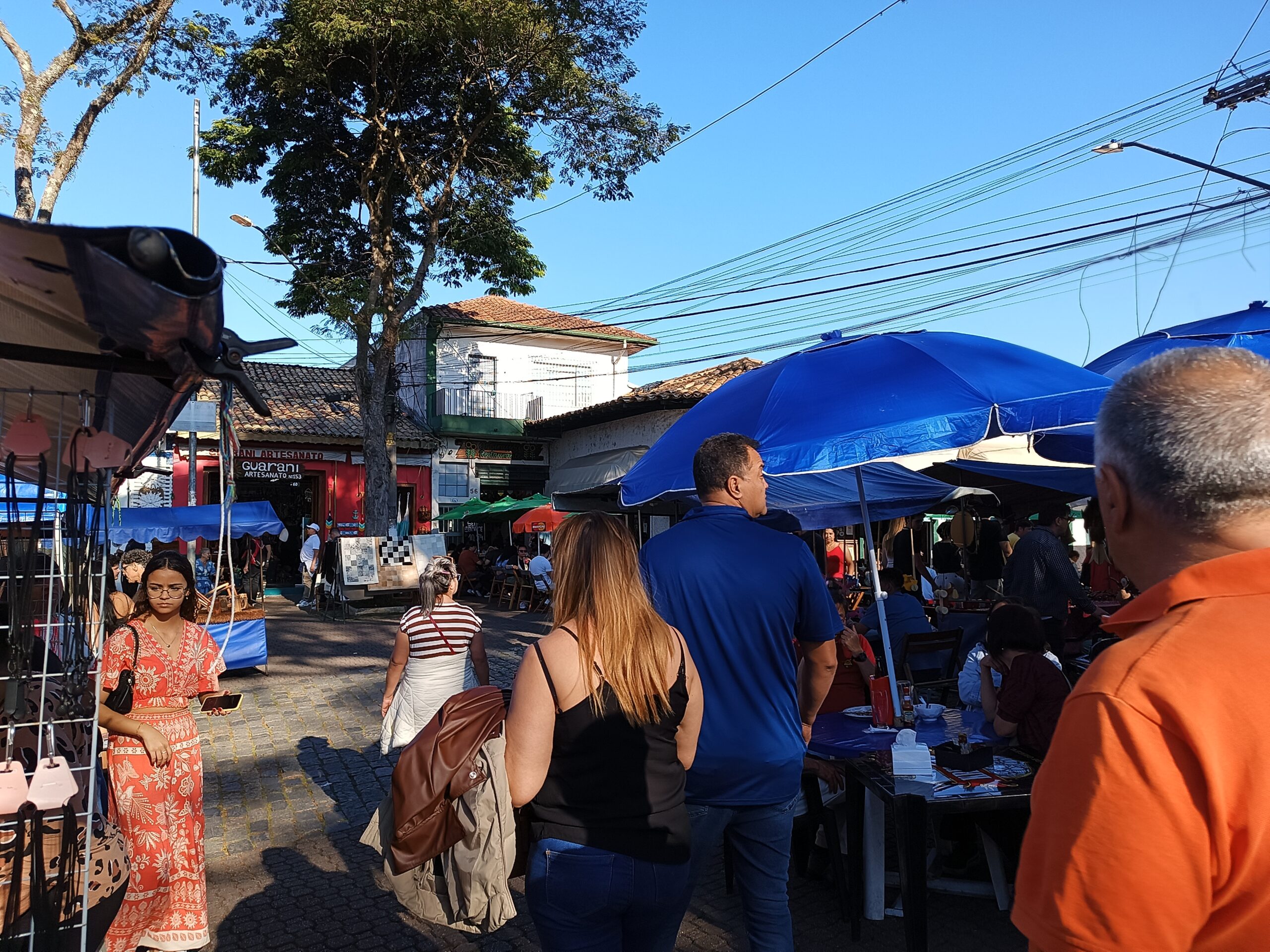 Turistas caminha pelas ruas da feira