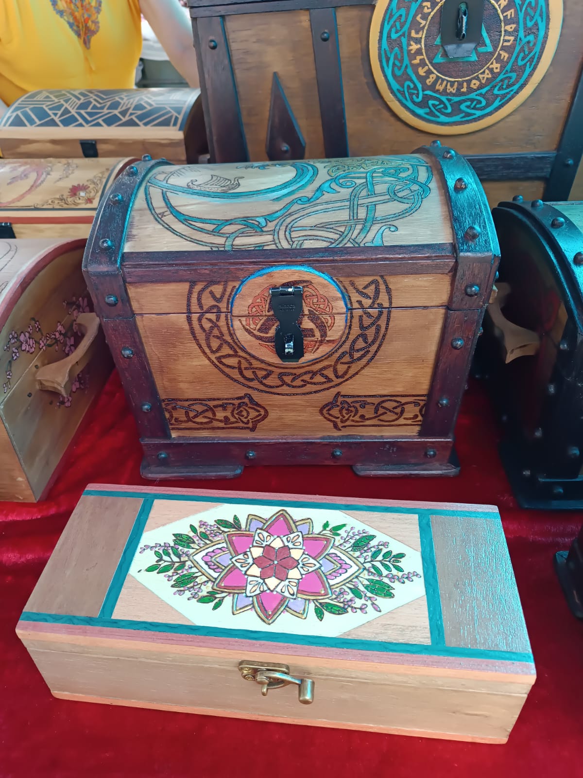 Baús diversos modelos na exposição da Feira.