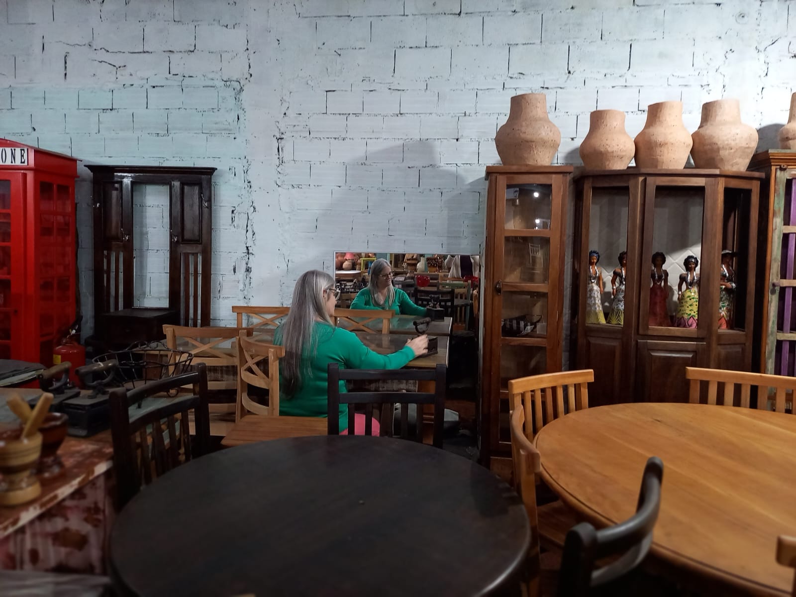 Edilia em sua loja de móveis e peças decorativas.