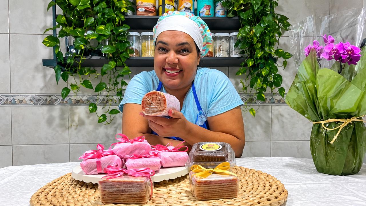 Eva mostrando seu trabalho delicioso. Bolo de rolo e outros doces.