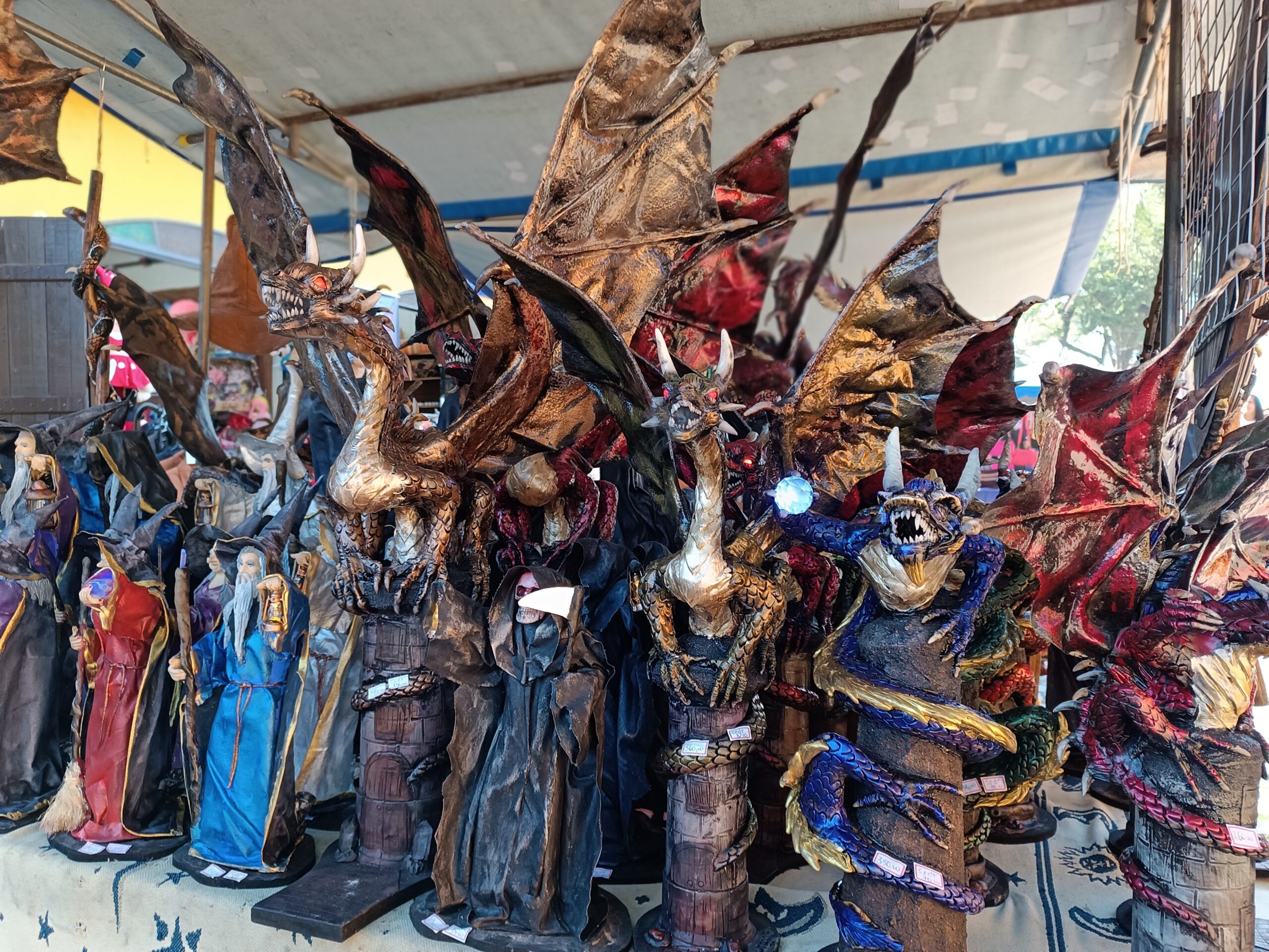 Magos, Bruxas e Dragões em exposição na Feira.