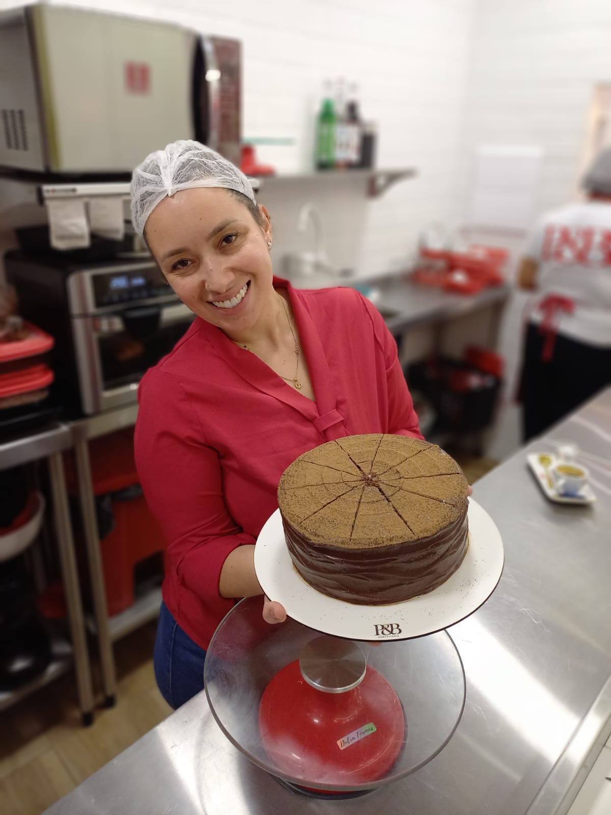 Paloma exibe um bolo de chocolate da sua produção