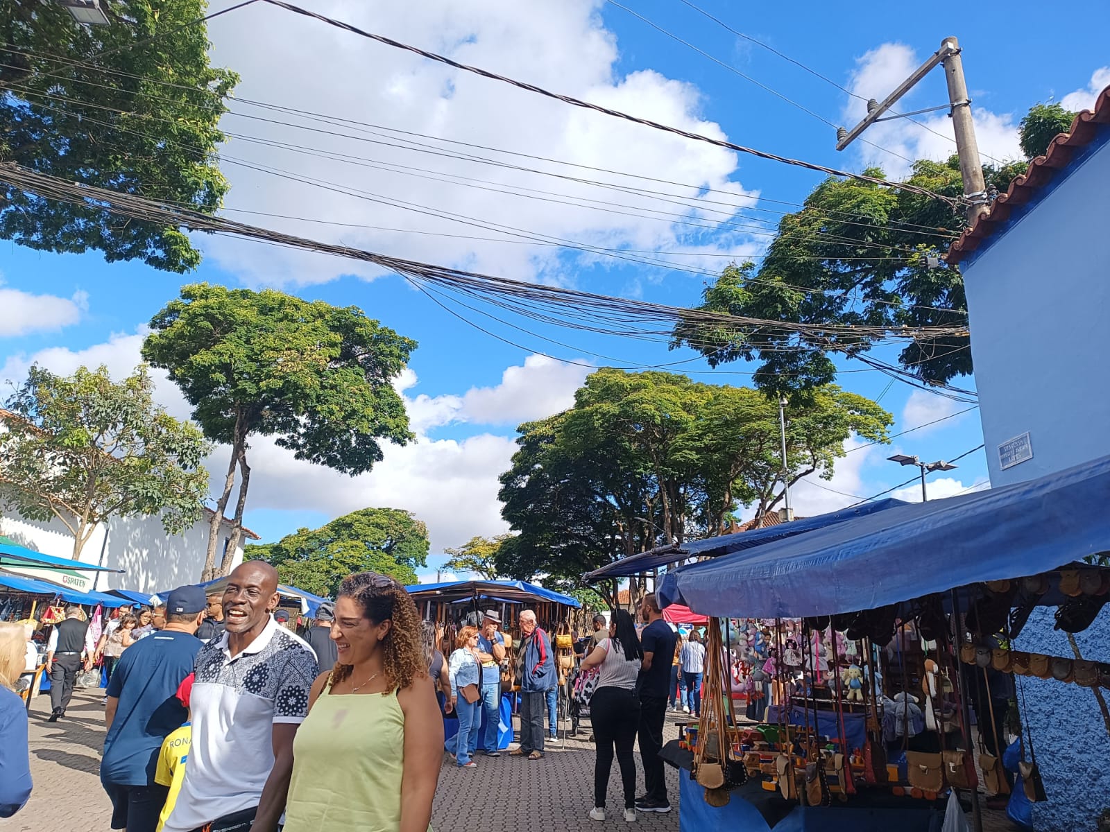 Travessa Marechal Izidoro Lopes e os visitantes circulando.