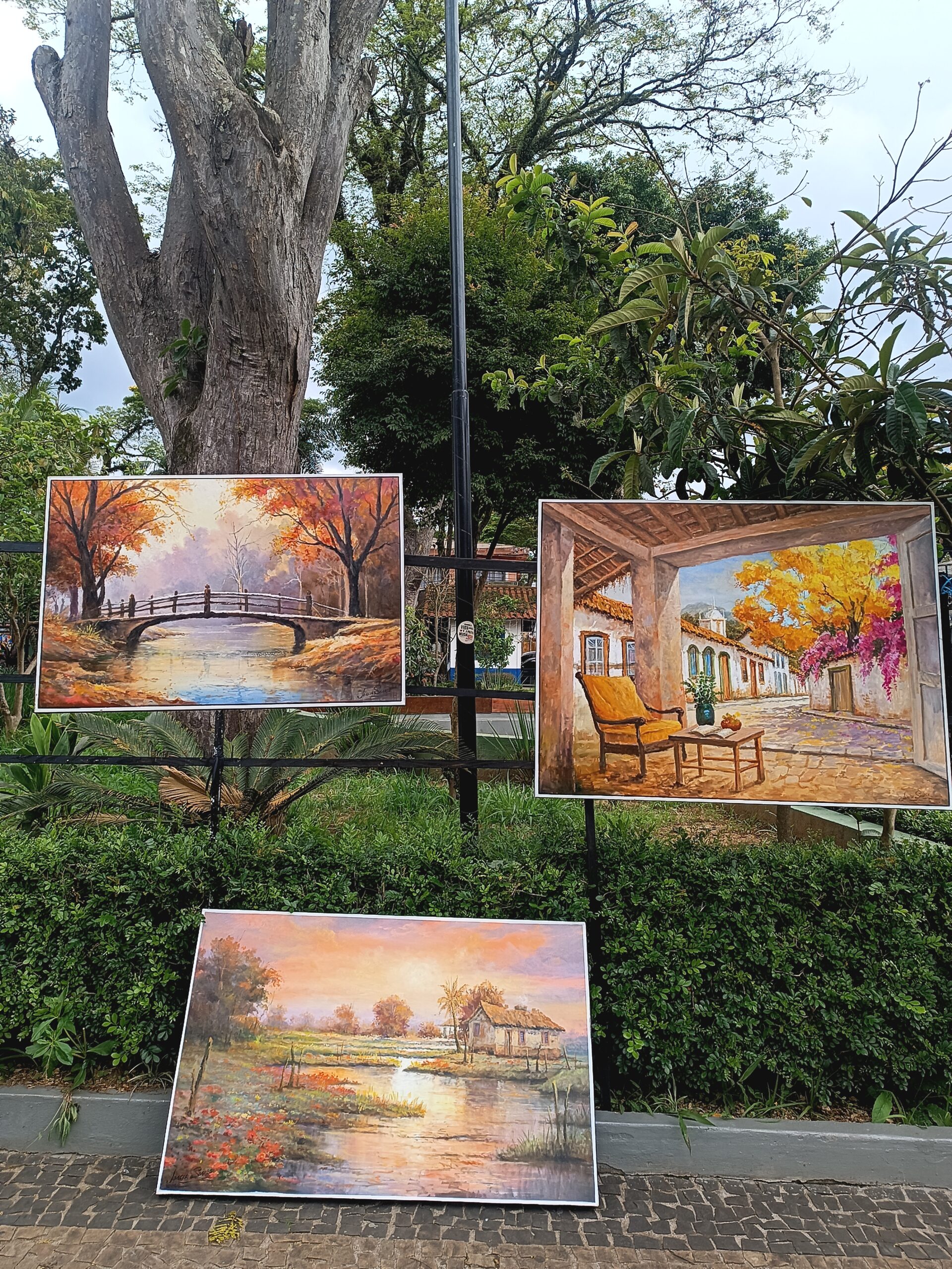 Telas expostas na Praça das Artes