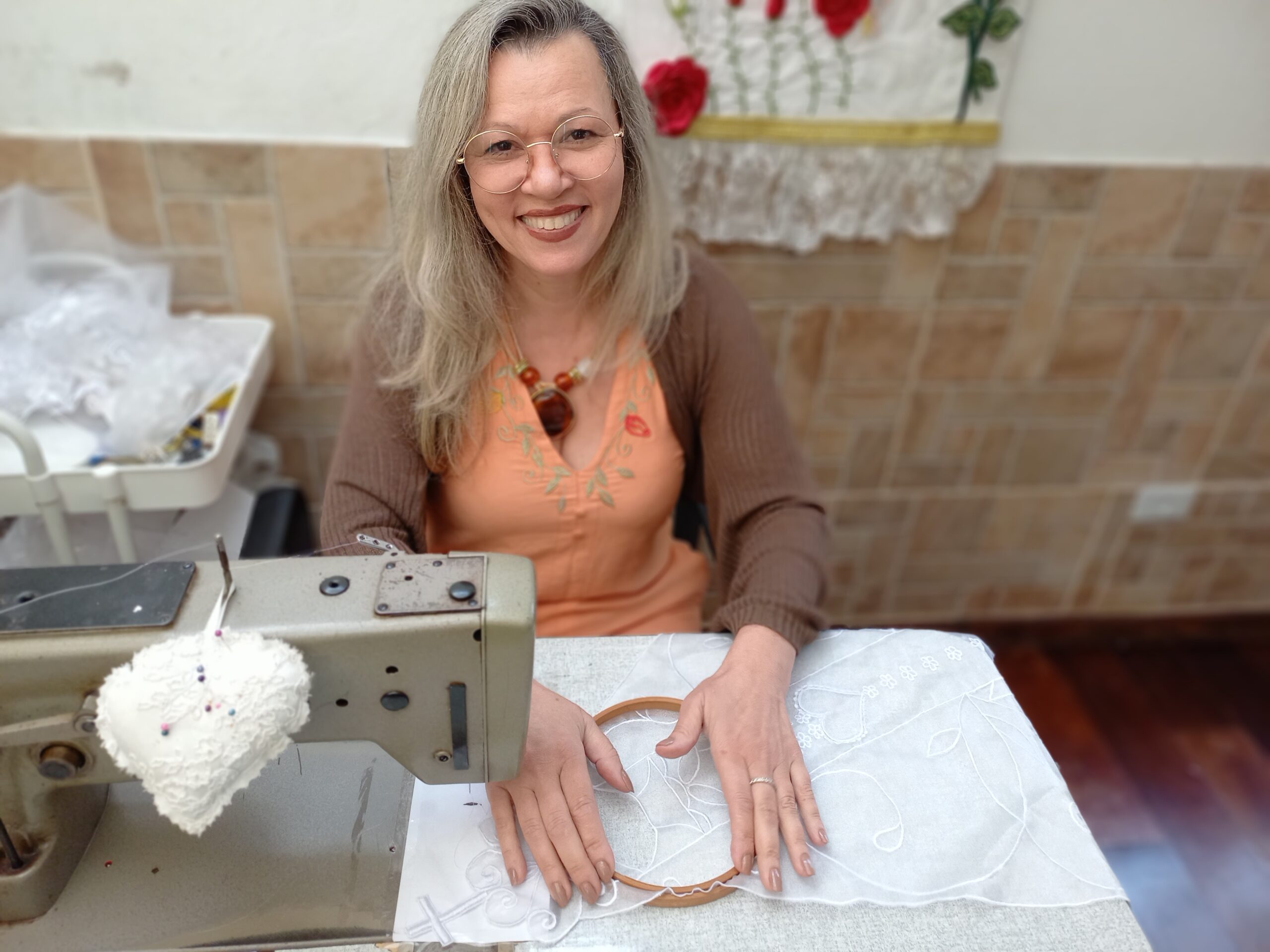 Sandra mostrando um pouco do seu trabalho.