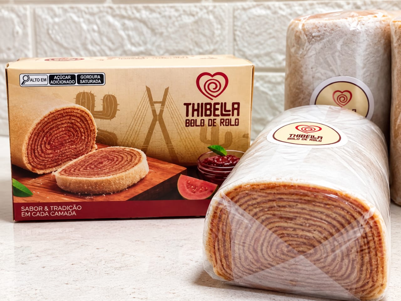 A caixa do bolo de rolo e o bolo.