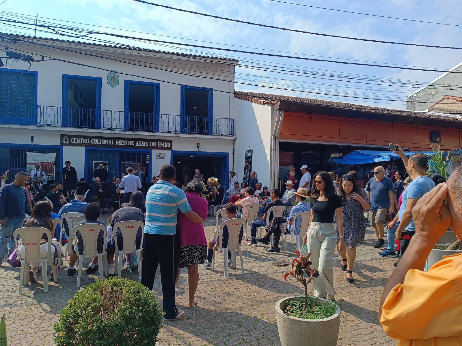 A banda se apresentando em frente ao Centro Cultural.